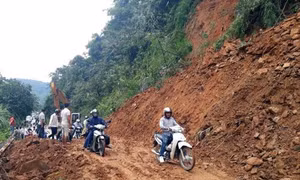 Sạt lở nghiêm trọng hơn 100m làm tê liệt tuyến Quốc Lộ 3B đoạn qua Bắc Kạn 