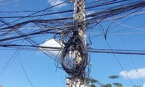 Trèo lên mái nhà, người đàn ông bị điện giật tử vong