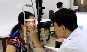 Người dân không tự điều trị đau mắt đỏ để tránh biến chứng nặng