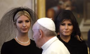 Lý giải việc bà Melania Trump trùm đầu khi gặp Giáo hoàng 