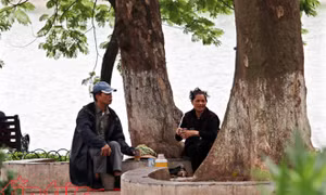 Người dân Hà Nội co ro trong cái lạnh giữa mùa hè