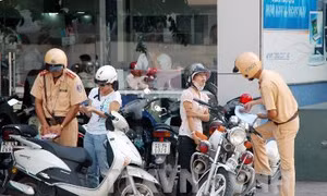 Quên bằng lái bị cảnh sát giao thông giữ phương tiện, có thể khiếu nại?