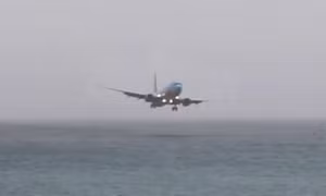 Boeing 737 chở gần 200 hành khách suýt hạ cánh nhầm xuống biển