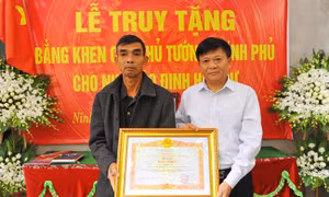 Chùm ảnh: Tổ chức Lễ truy tặng bằng khen của Thủ tướng Chính phủ cho nhà báo Đinh Hữu Dư 