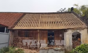 Xót xa cảnh người dân phá nhà cổ ở Đường Lâm 