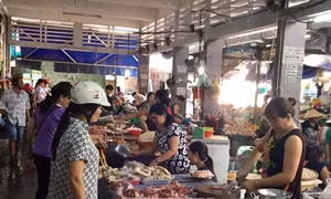 Giá lợn hơi giảm mạnh, người tiêu dùng vẫn phải mua thịt giá cao 