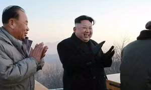 Ông Kim Jong-un phấn khởi xem phóng tên lửa đạn đạo