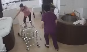 Nữ y tá xô xe đẩy, bé 19 ngày tuổi rơi đập đầu xuống đất