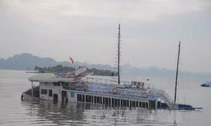 Trục vớt, lai kéo tàu du lịch bị chìm trên biển về bờ an toàn