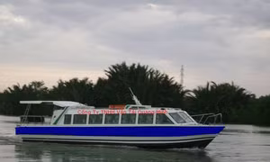 Quảng Ninh: Tàu 'siêu tốc' bơm xăng trên biển khiến hành khách hoảng loạn