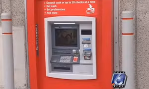 Đi sửa khóa buồng ATM bị mắc kẹt, thợ khóa toát mồ hôi cầu cứu