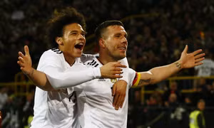 Lukas Podolski gửi lời chia tay tuyển Đức bằng bàn thắng đẹp kinh điển, hạ gục Tam Sư