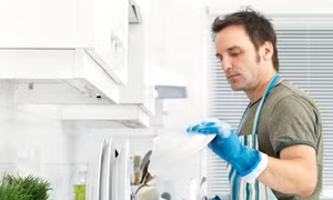 Bị vợ ly dị sau hai tuần kết hôn vì thích làm việc nhà