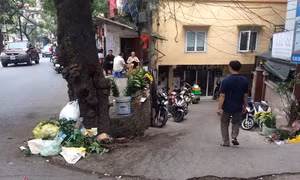'Phớt lờ" mức phạt tới 7 triệu đồng, rác thải 'bủa vây' chợ cóc, chợ tạm