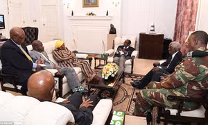 Lộ ảnh sau khi bị quản thúc tại gia, số phận của Tổng thống Zimbabwe đã được định đoạt?