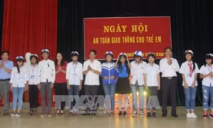 Nâng cao nhận thức về an toàn giao thông cho trẻ em miền núi 