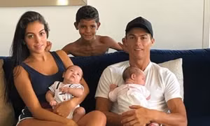 Cristiano Ronaldo khoe ảnh ‘vợ’ con