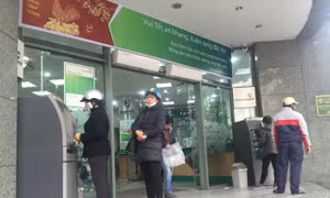Cận Tết, máy ATM và chuyển tiền online đều bị 'nghẽn'