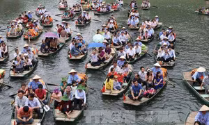 Hàng nghìn du khách dự Lễ hội truyền thống Tràng An, Ninh Bình