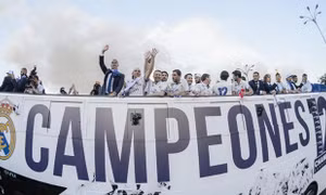 Choáng ngợp với hình ảnh Real Madrid khoe chiến tích Champions League ở Cibeles