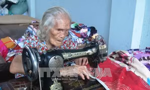  Cụ bà 93 tuổi lụi cụi may chăn tặng người nghèo 