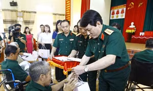 Thượng tướng Lương Cường tặng quà Trung tâm Điều dưỡng người có công tỉnh Phú Thọ 