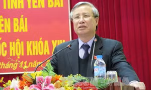 Đồng chí Trần Quốc Vượng thăm và tặng quà Tết cho đồng bào Yên Bái 