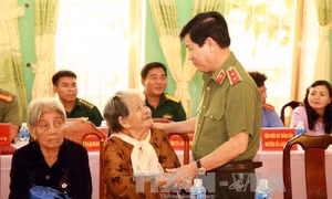 Lãnh đạo Bộ Công an tri ân gia đình chính sách tỉnh Sóc Trăng