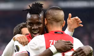 Bertrand Traore tỏa sáng, Ajax ‘hủy diệt’ Lyon 