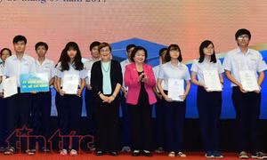 Trao 375 suất học bổng cho các em học sinh nghèo, hiếu học