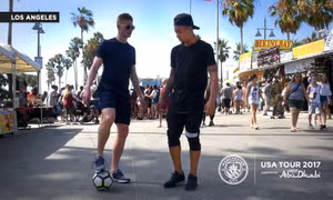 Sao nhà Manchester City bất ngờ dùng kỹ thuật xỏ háng trêu ghẹo người dân Los Angeles 