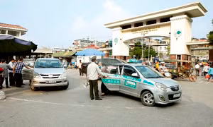 Bệnh viện Bạch Mai đình chỉ 2 bảo vệ chặn xe cứu thương ngoại tỉnh