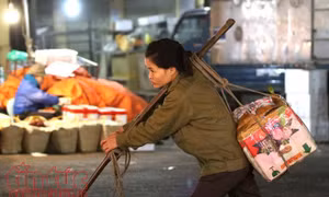 Gồng mình lo 'cơm áo, gạo tiền' trong đêm lạnh