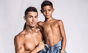 Bố con Cristiano Ronaldo tưng bừng khoe cơ bắp ra mắt thương hiệu thời trang CR7 mới