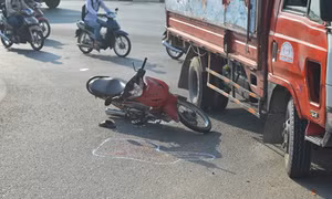 Va chạm với xe máy, xe tải lật ngang đường, 2 người nhập viện