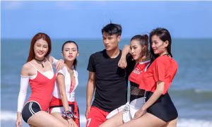 Thí sinh The Face 'đốt mắt' trong trang phục Bikini cùng danh thủ Mạc Hồng Quân 
