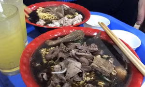 Mỳ gà tần Hàng Bồ chưa bao giờ vắng khách