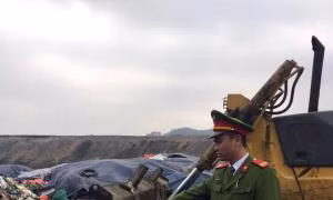 Phá hủy lò khai thác than trái phép tại Cẩm Phả