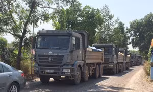Bức xúc xe ô tô vượt ẩu, người dân chắn đường vào mỏ đá 
