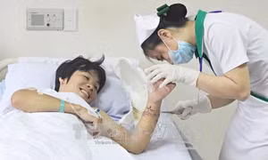 Nối thành công cẳng tay gần đứt lìa cho nam bệnh nhân 28 tuổi