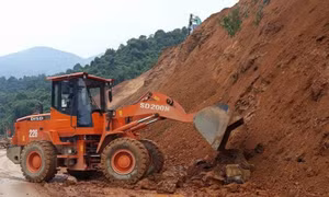 Nỗ lực khắc phục sạt lở trên Quốc lộ 279 đoạn qua Tuần Giáo, Điện Biên 