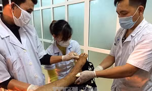 Lai Châu: Ô tô và máy xúc lao xuống vực sâu, 3 người thương nặng