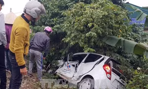 Bị tàu hỏa đâm trực diện, xe ô tô 4 chỗ văng xa hơn 20 mét