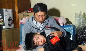 'Bố dìm đầu cháu vào chậu rồi xả nước, mẹ kế thì bắt cháu uống nước mắm'