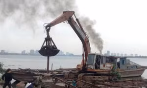 Sau giải toả nhà nổi, khu vực Hồ Tây ngập ngụa rác, sình lầy