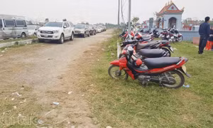Giá gửi xe đi lễ đền Trần bắt đầu 'phi mã', giá xe ôm tăng gấp 2,5 lần