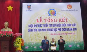 Trao thưởng cuộc thi trực tuyến tìm hiểu pháp luật dành cho học sinh THPT