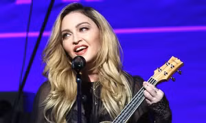 Dự án phim tiểu sử Madonna hứng 'búa rìu' từ... nhân vật chính