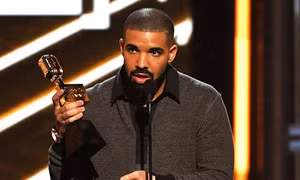 Drake đi vào lịch sử tại lễ trao giải Billboard 2017 khi ẵm tới 13 giải 