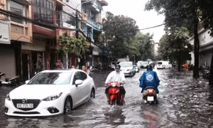 Hà Nội liên tục mưa lớn, nhiều tuyến phố chìm trong biển nước